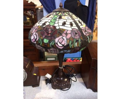 Desk lamp with Tiffany style shade