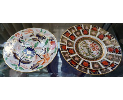 A mixed group of ceramic items to include a Royal Worcester hand painted floral and gilt decorated dinner plate, together wit