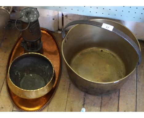 A mixed lot of assorted metalware to include a Keswick School of Arts, Arts & Crafts bowl, Hugh Wallace oval copper tray, cop
