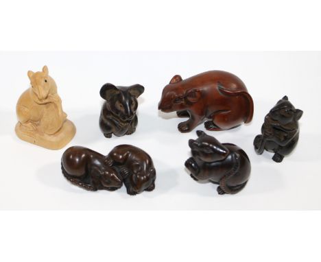 Ratten, Netsuke: u. Okimonos. Sammlung aus 6 Netsuken Buchsbaum u. Holz geschnitzt. Tlws. Augen mit Horneinlagen. Darunter ei