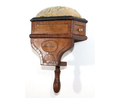 Biedermeier Nadelkissen.: Holz tlws. fein intarsiert. Schraubstock gedrechselt. Kleines Schubfach mit Beingriff. Verso intars