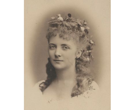 Sammlung: von 9 Portrait-Photogr. (davon 8 auf Photokart. aufgez.) in versch. Formaten, tls. mit hs. Widm. bzw. Unterschr. Ca