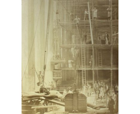 München.: Aufrichtung des Kruzifixes der Frauenkirche während der Restauration von 1858-68. Photogr. (1858). 20 x 16 cm. Auf 