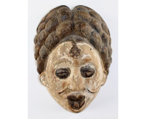 Maske.: Okuyi-Maske der Punu. Gabun. Helles Holz. 31 x 23 cm. Reste der Farbfassung des weissen Gesichts sowie der Raute der 