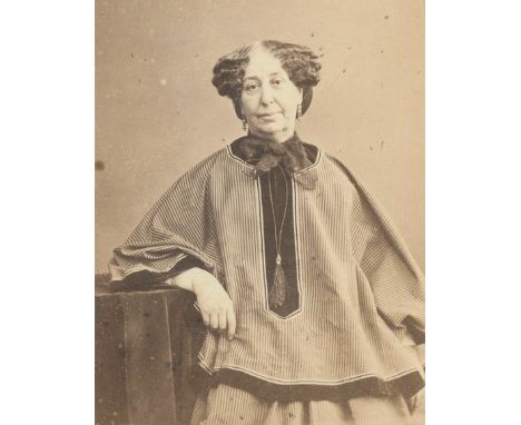 Sand, George: (d.i. Aurore Dupin, verh. Baronin Dudevant). Portrait. Silbergelatineabzug, von Nadar 1864. Bild 7,8 x 5,4 cm. 