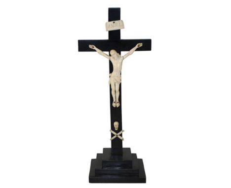 Altarkreuz Elfenbein: wohl Dieppe um 1860. Christus im 4 Nagel-Typus. Auf getrepptem Sockel stehendes Kreuz. Unterhalb Christ
