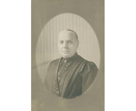 Sander, August: (1876-1964). Portrait einer älteren Dame. Brustbild, halb nach links gewendet. Silbergelatineabzug im Oval (1