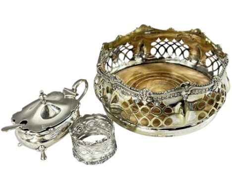 A silver Walker &amp; Hall mustard pot with a spoon, a silver napkin ring and silver plated filigree bottle coaster, 3 ozs ap