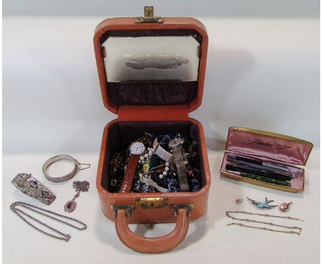 Silver jewellery comprising a filigree niello panel bracelet, a 1970s hinged bangle, 935 silver amethyst pendant and a long r