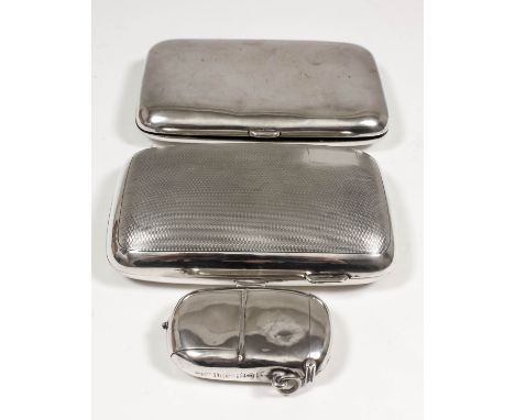 A late Victorian silver vesta/Sovereign case, the front engraved with crest, the back with lidded Sovereign  holder, 2.5ins x