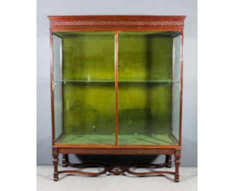 A 20th Century mahogany framed shop display cabinet with moulded edge to top, the green cloth lined interior fitted one plate