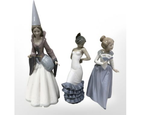 Three Nao figures of ladies, tallest 32 cm.