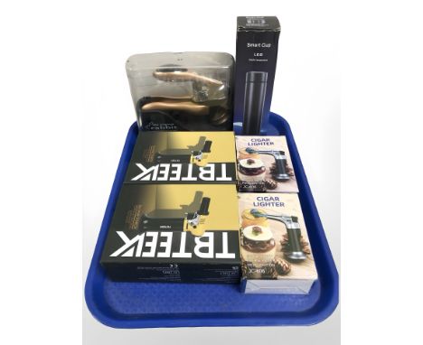 Four culinary butane blow torches, a smart cup with LED display and a rabbit corkscrew, all parts boxed.