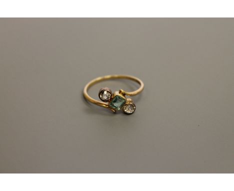 An 18ct gold three stone dress ring, 2.2g