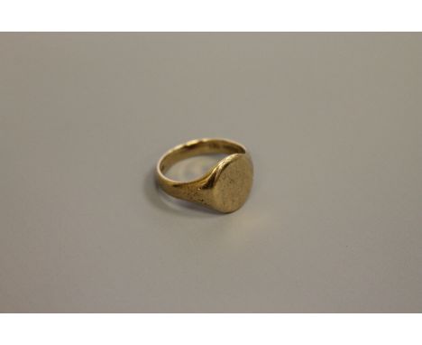 A 9ct gold signet ring, 6.5g CONDITION REPORT: Size T.