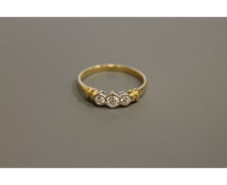 An 18ct gold three stone diamond ring, total diamond weight estimated at 0.33 carat