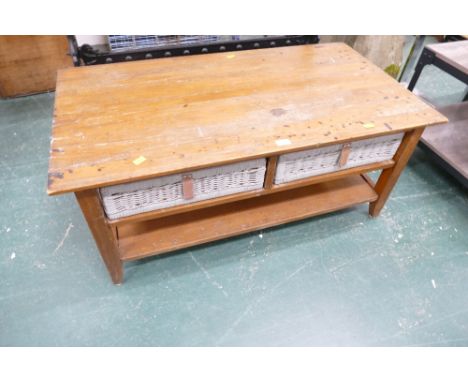 Coffee table with two wicker baskets 