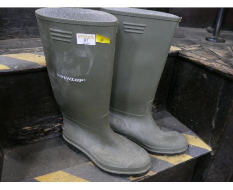 Pair of Dunlop size 9 Wellington boots 