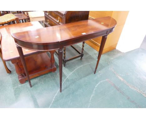 Modern mahogany inlaid hall table on four reeded legs.  Height 72 cm, width 121 cm, depth 31 cm