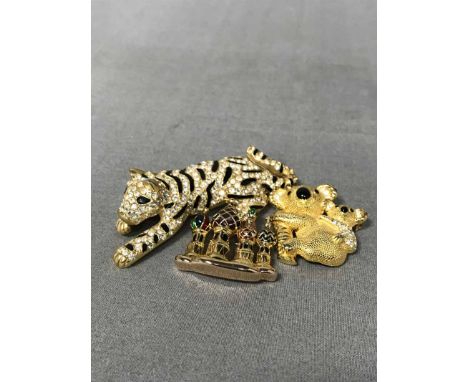 GOOD COLLECTION OF COSTUME JEWELLERYincluding Sardi big cat brooch, other animal and bird brooches, diamond effect brooches, 