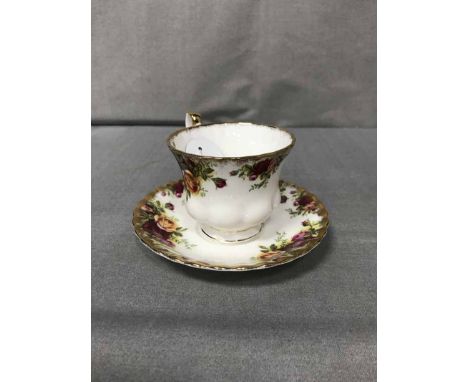 ROYAL ALBERT ROSES PATTERN PART TEA SERVICEalong with a Tuscan part tea service