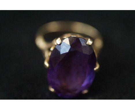 9ct Gold ring set with large amethyst Size R 