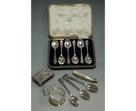 Mixed silverwares to include; sundry teaspoons, pocket knife, matchbook case, napkin ring etc 