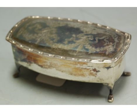 A silver ring box, the hinged cover engraved with floral swags  Condition Report / Extra Information Hinge and lid loose.
Int