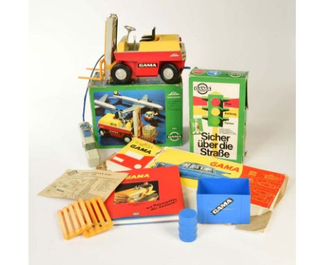   Gama, Ampel, Gabelstapler, Buch u.a., Okt Z 2/3, meist guter Zustand        Gama, traffic, Light, Fork Lift, Book a.o., box