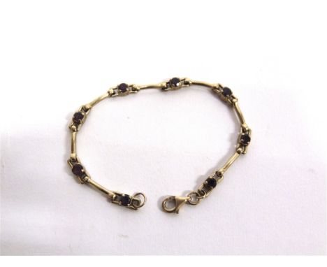 A 9 CARAT GOLD AMETHYST BRACELET the eight stones to stirrups and baton type links, 18cm long, 8.6g gross