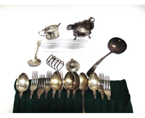 A COLLECTION OF SILVER ITEMS comprising a cased set of bean end coffee spoons, an Edwardian crested mustard pot with spoon an