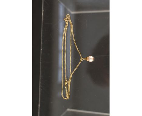 An 18ct gold chain set with single pearl pendant, approx 5g