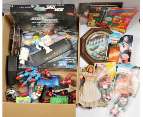 Quantity of TV &amp; Film related collectibles including Star Trek Chess set, Thunderbirds Plate, Books, Magazines, Figures, 