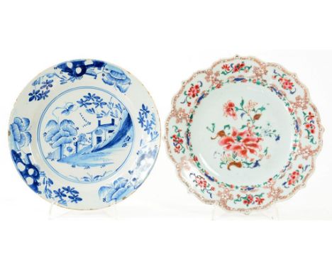 AN ENGLISH DELFTWARE PLATE PAINTED WITH A TREE AND HUT 22CM DIAM  AND A CHINESE FAMILLE ROSE PLATE, BOTH CIRCA 1770 