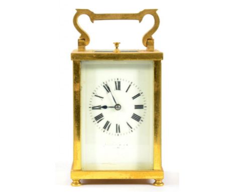 A FRENCH CARRIAGE CLOCK WITH PRIMROSE ENAMEL DIAL AND GONG STRIKING MOVEMENT, REPEAT BUTTON IN THE TOP, 11CM H EXCLUDING HAND