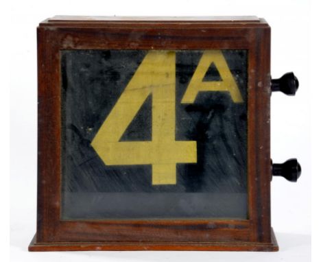 A 1930'S WALNUT CASED NUMERICAL INDICATOR WITH ROLLER MECHANISM AND TWO BAKELITE KNOBS, 32CM H 