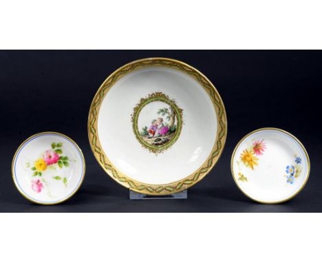 A VIENNA SAUCER, PAINTED WITH AN OVAL MEDALLION OF TWO CHILDREN IN GREEN AND GILT BORDER, 13CM DIAM, UNDERGLAZE BLUE PAINTED 