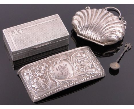 An Edwardian silver shell shaped evening purse,Birmingham 1909, width 6 cm, an engine turned silver snuff box and an embossed