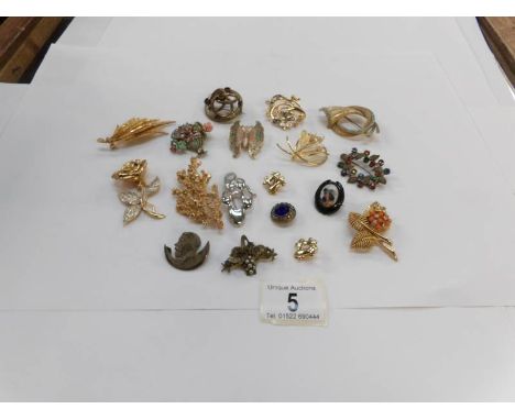 A mixed lot of vintage and other brooches