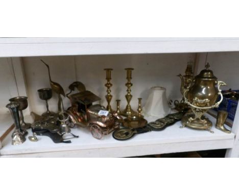 A mixed lot of brassware including musical vintage car & horse brasses etc.