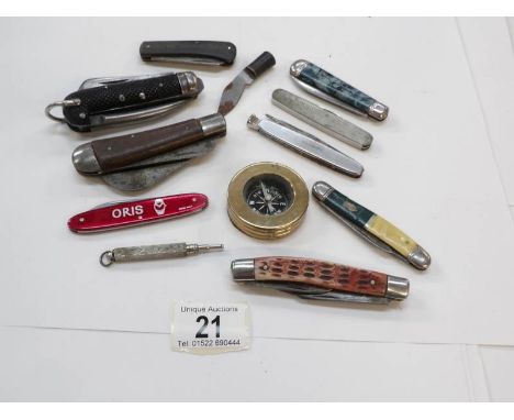 A mixed lot of pen knives and a brass compass