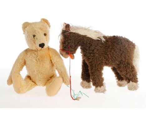 Steiff Teddybär, holzwollegestopft, mit genähten Tatzen, H 30, dazu Steiff Pferd mit Knopf und Teil von Fahne, L 28, Z 3