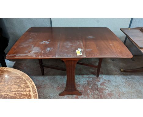 Late 20th century gate leg drop leaf table, open 137cm x 90cmPlease note this lot is not subject to VAT. The hammer price wil
