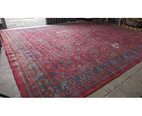 Very large machine made Turkish pattern rug, approx. 5.5m x 4.1mPlease note this lot is not subject to VAT. The hammer price 