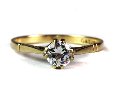 A 9ct yellow gold stone set solitaire ring (N.5).