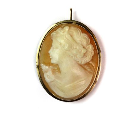 A 9ct yellow gold mounted cameo brooch/pendant, L. 3.8cm.