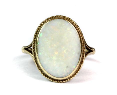 A 9ct yellow gold opal set ring (M.5).