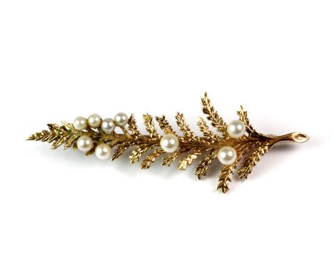 A 9ct yellow gold (stamped 375) leaf brooch set with seed pearls, L. 5.5cm, (approx. 4.7gr).