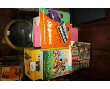 A COLLECTION OF VINTAGE CHILDRENS TOYS TO INCLUDE A BOXED PELHAM PUPPET, STYLOPHONE