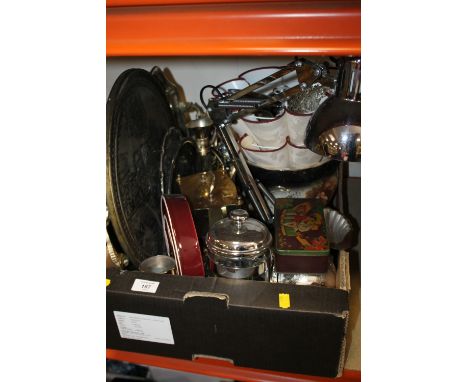 A TRAY OF ASSORTED SUNDRIES TO INCLUDE MODERN ANGLE POISE LAMP ETC